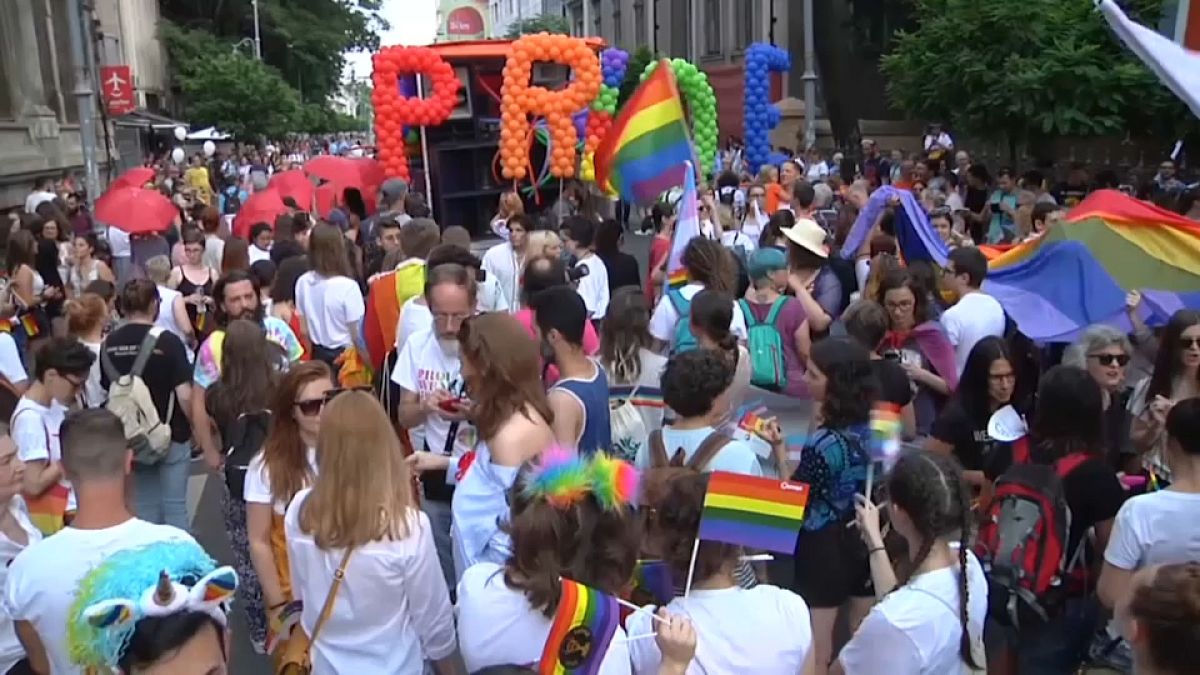 Miles de personas se manifiestan por la diversidad sexual en el día del Orgullo LGTB en Rumanía