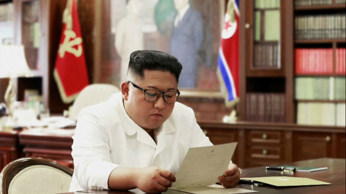صورة نشرتها وكالة الأنباء المركزية الكورية لما تقول إنها رسالة ترامب بيد الزعيم كيم جونغ أون 