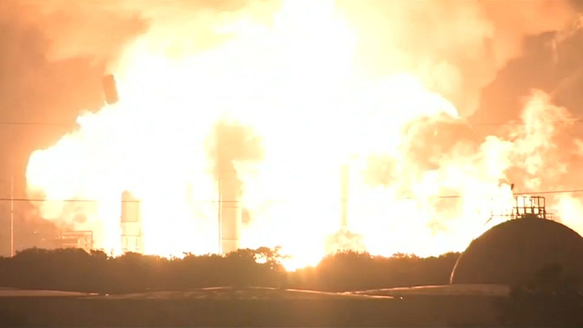 US-Raffinerie explodiert - Feuerball glüht bis ins All