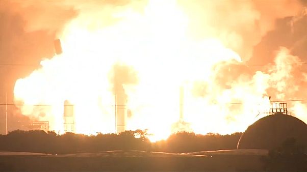 US-Raffinerie explodiert - Feuerball glüht bis ins All US-Raffinerie explodiert - Feuerball glüht bis ins All