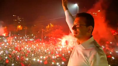 فيديو: جمهور المعارضة في إسطنبول يحتفل "بالفوز التاريخي" على إردوغان