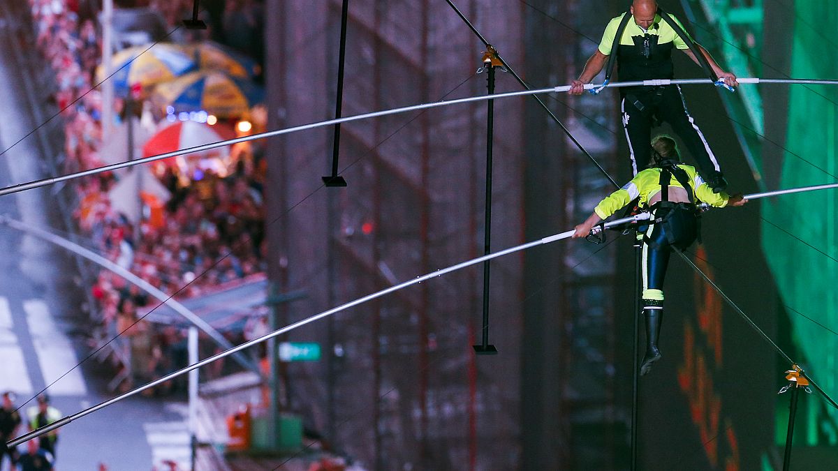 400 Meter: "Flying Wallendas" überqueren den Times Square in luftiger Höhe