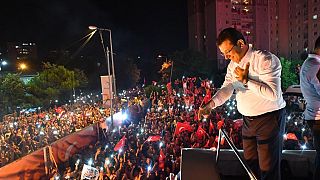 İstanbul Büyükşehir Belediye Başkanı seçilen CHP'nin adayı Ekrem İmamoğlu, Beylikdüzü Cumhuriyet Meydanı'nda parti otobüsünden halka hitaben konuşma yaptı.