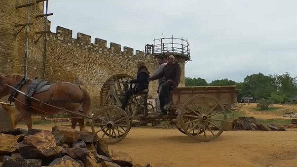 France : le savoir-faire des ouvriers de Guédelon au service de Notre-Dame France : le savoir-faire des ouvriers de Guédelon au service de Notre-Dame