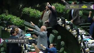 نواب إيرانيون يرددون هتاف "الموت لأمريكا" في البرلمان