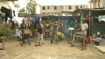 DR Kongo: Band spielt mit Instrumenten aus Müll