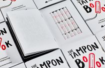 Tampones escondidos en libros para protestar contra el "impuesto de la regla" en Alemania