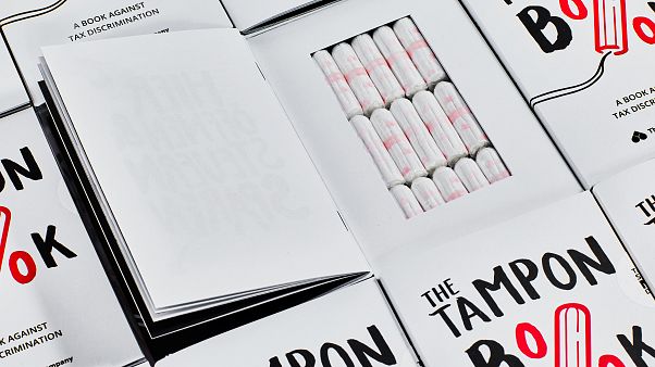 Tampones escondidos en libros para protestar contra el "impuesto de la regla" en Alemania Tampones escondidos en libros para protestar contra el "impuesto de la regla" en Alemania
