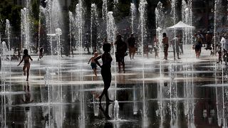 Refrescándose en las fuentes de Niza, Francia