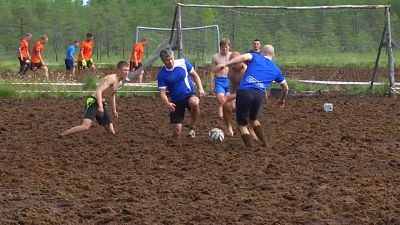 En Russie, du foot dans la boue pour une place en Coupe du monde