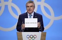 IOC-Präsident Thomas Bach verkündet den Austragungsort der Olympischen Winterspiele 2026