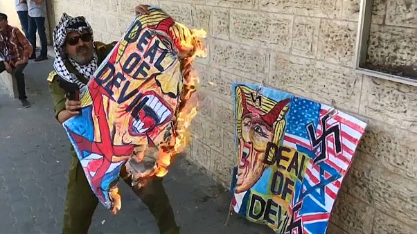 فلسطيني يحرق صورة لترامب فلسطيني يحرق صورة لترامب
