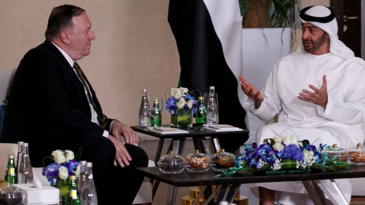 وزير الخارجية الأمريكي مايك بومبيو (الى اليسار) وولي عهد أبوظبي الشيخ محمد بن زايد في أبو ظبي 
