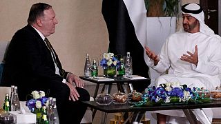 وزير الخارجية الأمريكي مايك بومبيو (الى اليسار) وولي عهد أبوظبي الشيخ محمد بن زايد في أبو ظبي