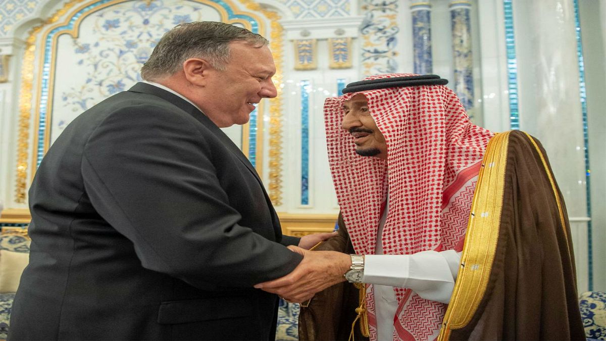 العاهل السعودي الملك سلمان بن عبد العزيز يصافح وزير الخارجية الأمريكي مايك بومبيو في جدة يوم الاثنين.