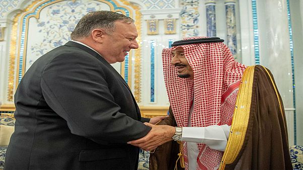 العاهل السعودي الملك سلمان بن عبد العزيز يصافح وزير الخارجية الأمريكي مايك بومبيو في جدة يوم الاثنين. العاهل السعودي الملك سلمان بن عبد العزيز يصافح وزير الخارجية الأمريكي مايك بومبيو في جدة يوم الاثنين.