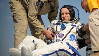 حمل رائد الفضاء الكندي ديفيد سان جاك إلى خيمة طبية بعيد هبوط مركبة سويوز أم أس 11 الفضائية قرب مدينة دزيزكازغان.