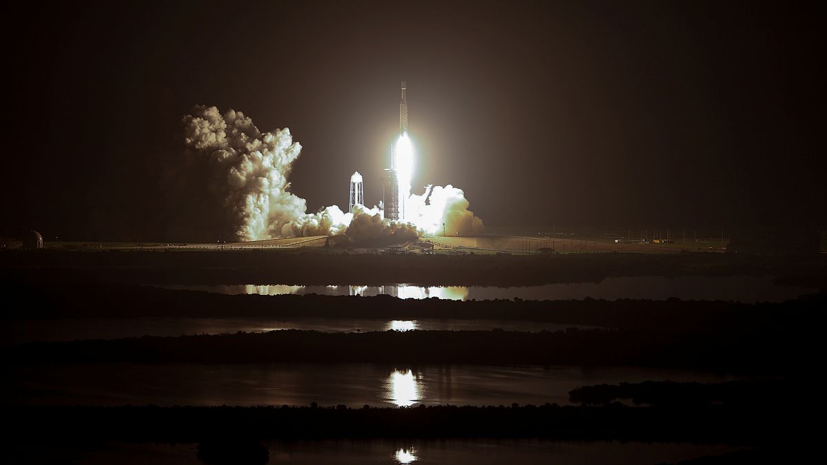 اطلاق صاروخ سبيس إكس فالكون هيفي من مركز كنيدي الفضائي في فلوريدا حاملا 24 قمرا صناعيا تجريبيا.