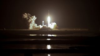 اطلاق صاروخ سبيس إكس فالكون هيفي من مركز كنيدي الفضائي في فلوريدا حاملا 24 قمرا صناعيا تجريبيا.