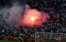 شماريخ أشعلها مناصرون جزائريون أثناء مباراة الجزائر- كينيا في نهائيات كأس الأمم الإفريقية بالقاهرة