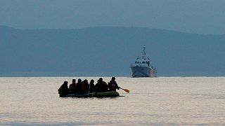 قارب يحمل مهاجرين قبالة السواحل الإيطالية