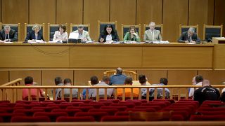 Η έδρα εξετάζει κατηγορούμενο στη δίκη της Χρυσής Αυγής στο Εφετείο Αθηνών