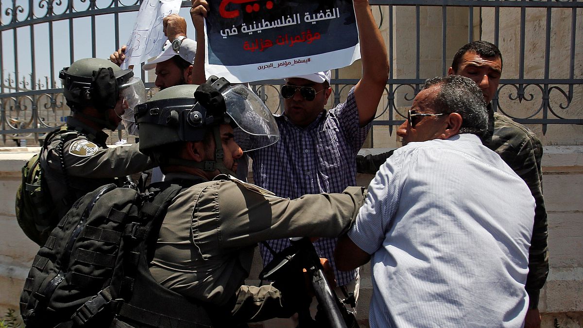شاهد: اشتباكات بين فلسطينيين وقوات إسرائيلية احتجاجاً على مؤتمر البحرين