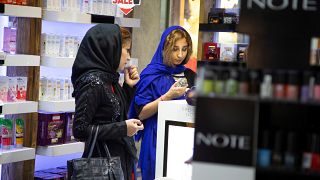 İran'ın başkenti Tahran'da alışveriş yapan kadınlar