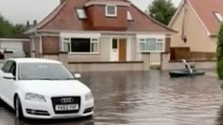 فيديو: الزوارق بدلاً من السيارات في شوارع مدينة اسكتلندية غمرتها مياه الأمطار