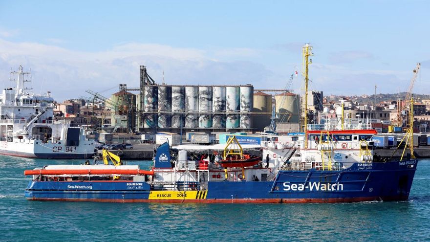 À regarder à nouveau: Défiant Rome, le navire de sauvetage migrant Sea-Watch 3 entre dans les eaux italiennes
