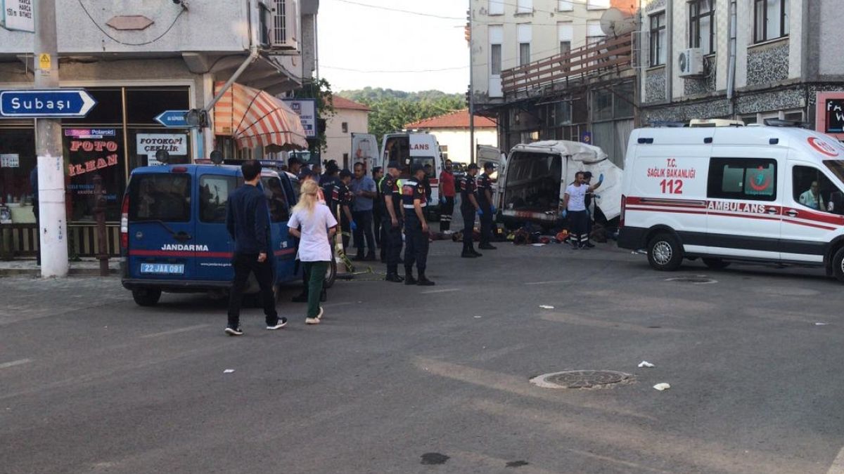 Edirne’nin Meriç ilçesinde göçmenleri taşıyan kapalı kasa ticari panelvan kaza yaptı