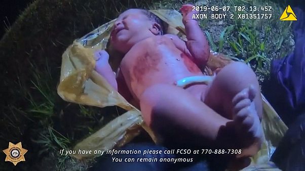 Video | Yol kenarına atılan poşetten yeni doğmuş bebek çıktı Video | Yol kenarına atılan poşetten yeni doğmuş bebek çıktı