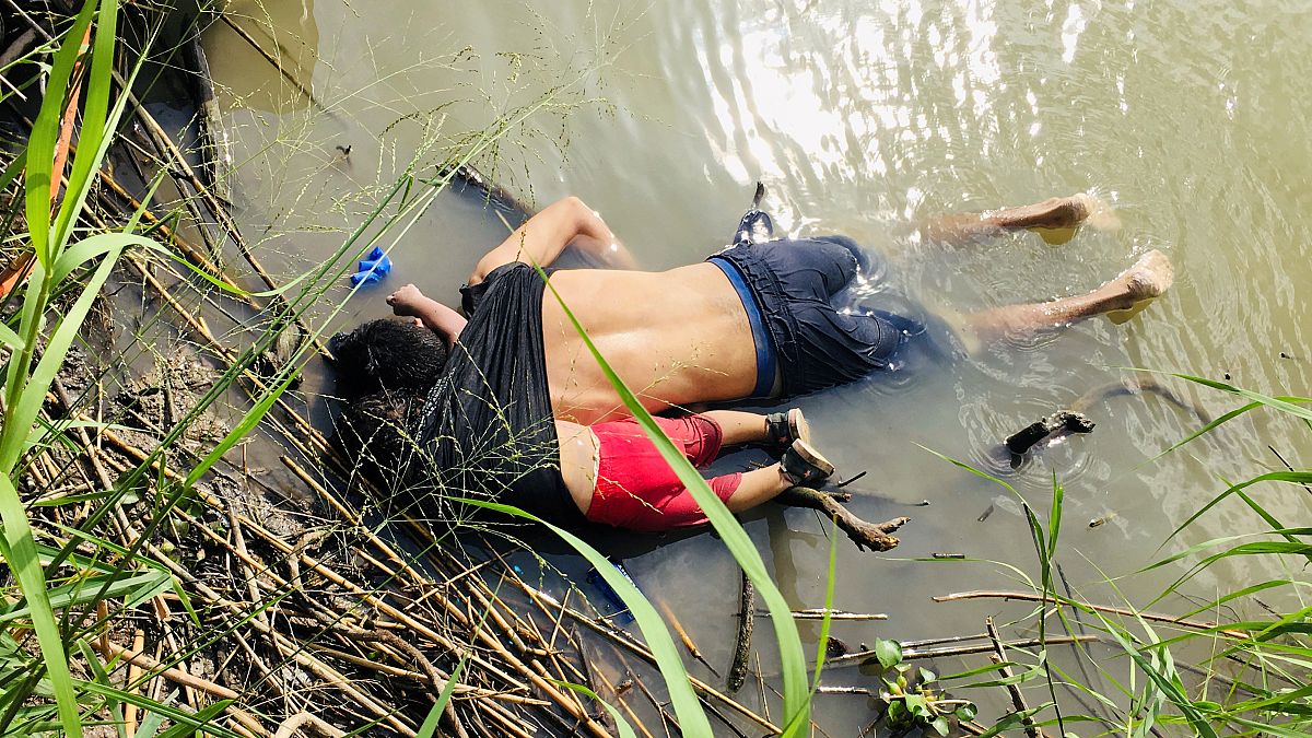 Ужас миграции: отец и дочь захлебнулись, пытаясь переплыть из Мексики в США