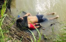 Padre e figlia annegano nel Rio Grande - L'immagine racconta la tragedia al confine Messico-USA