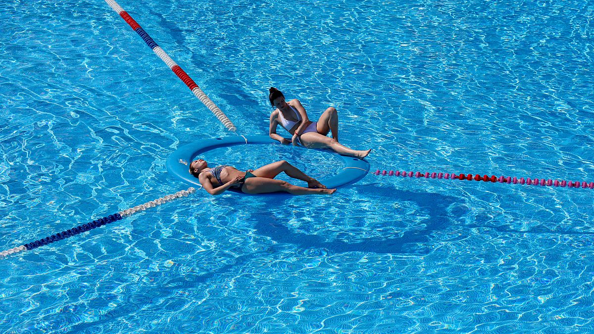 روسيتان تستجمان في إحدى برك السباحة في كراسنويارسك في سيبيريا. حزيران/2019