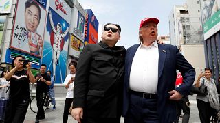 Trump ve Kim'in dublörleri Osaka caddelerinde yürüdü