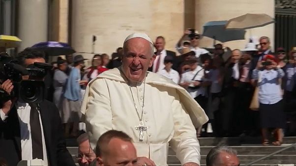 La canicola non ferma i fan del Papa La canicola non ferma i fan del Papa