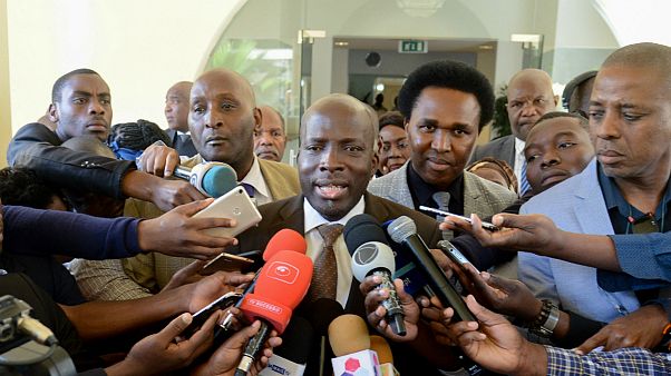 Secretário-geral da Renamo, André Majibire (C), fala aos jornalistas após entrega da candidatura Secretário-geral da Renamo, André Majibire (C), fala aos jornalistas após entrega da candidatura