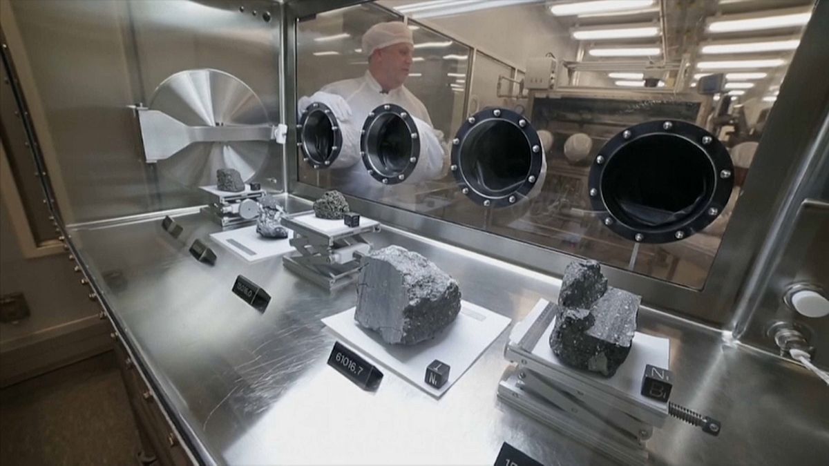 صخور من القمر في مختبرات ناسا