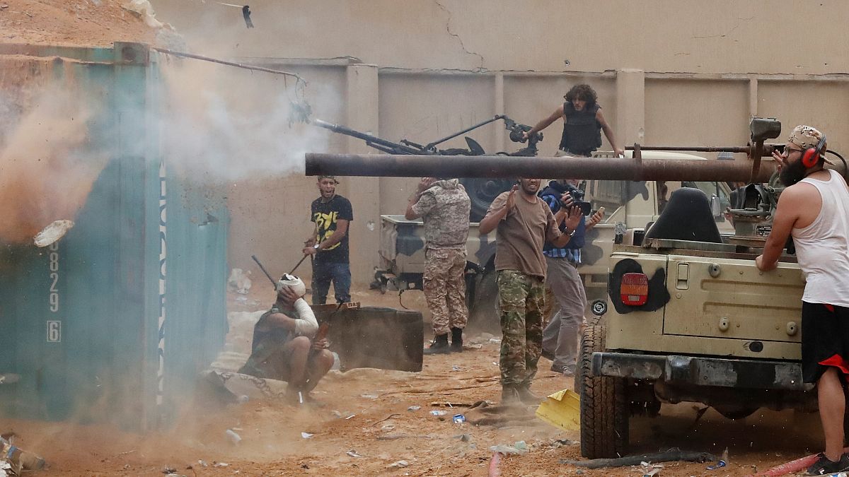 مقاتلون موالون للحكومة الليبية المدعومة من الأمم المتحدة خلال اشتباكات مع قوات شرق ليبيا بقيادة خليفة حفتر 