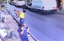 شاهد: شاب جزائري ينقذ طفلة سورية من موت محقق في تركيا