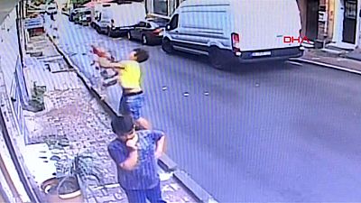 شاهد: شاب جزائري ينقذ طفلة سورية من موت محقق في تركيا 
