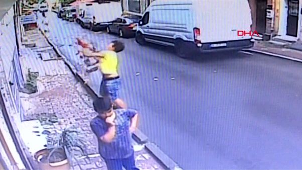 شاهد: شاب جزائري ينقذ طفلة سورية من موت محقق في تركيا شاهد: شاب جزائري ينقذ طفلة سورية من موت محقق في تركيا