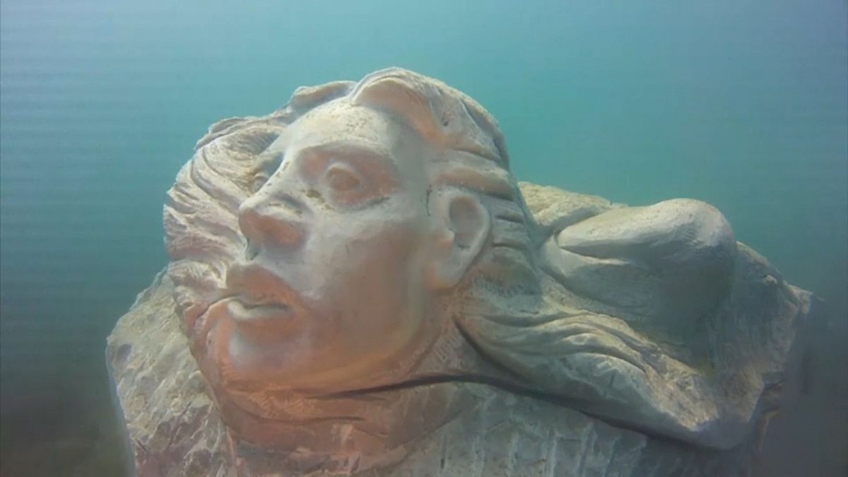 Watch: British sculptor creates a marine exhibition in Tuscany