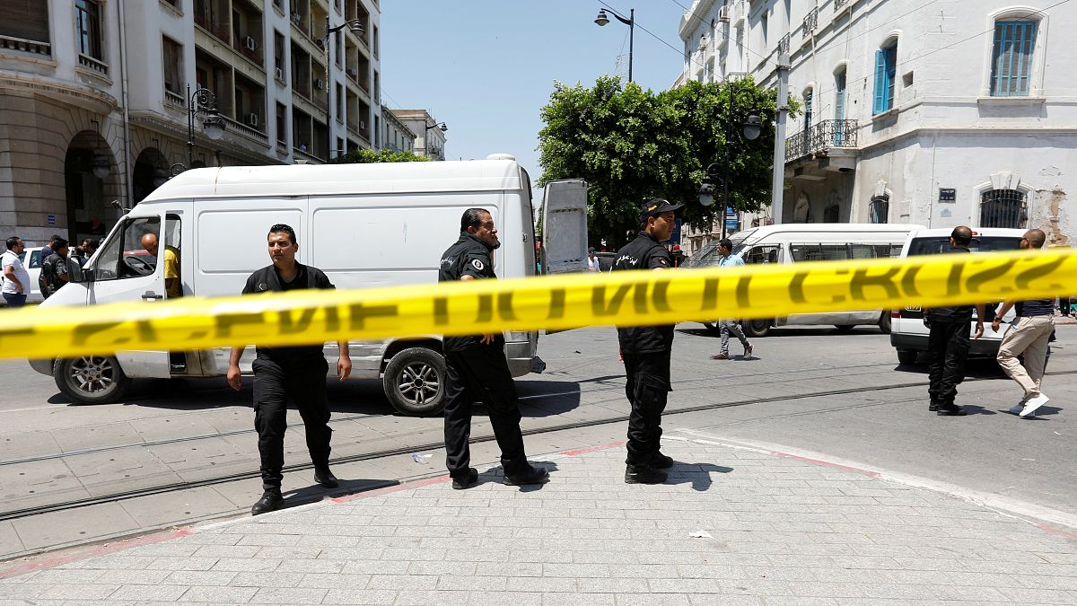 Al menos un muerto y una decena de heridos en dos ataques suicidas en la capital de Túnez