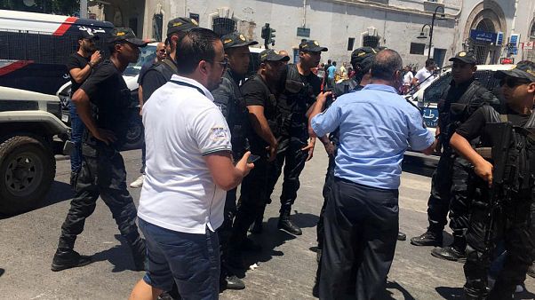 بالفيديو: مشاهد صادمة لما بعد الهجوم الانتحاري في تونس بالفيديو: مشاهد صادمة لما بعد الهجوم الانتحاري في تونس