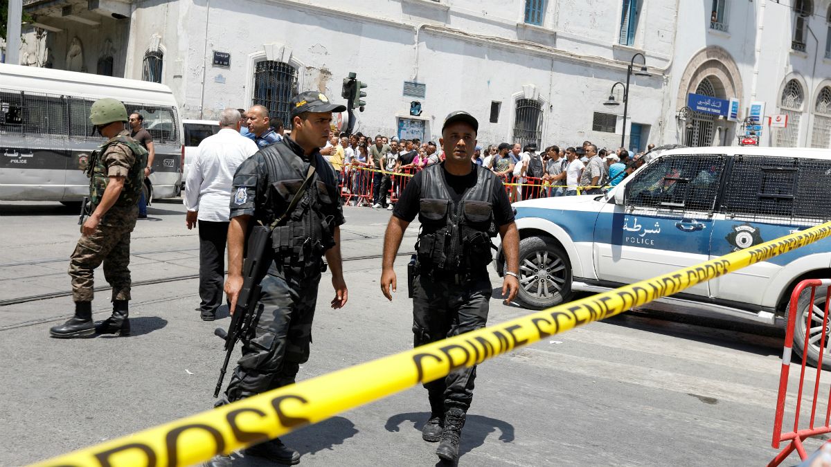 Perímetro policial em torno do atentado suícida no centro da capital da Tunísia
