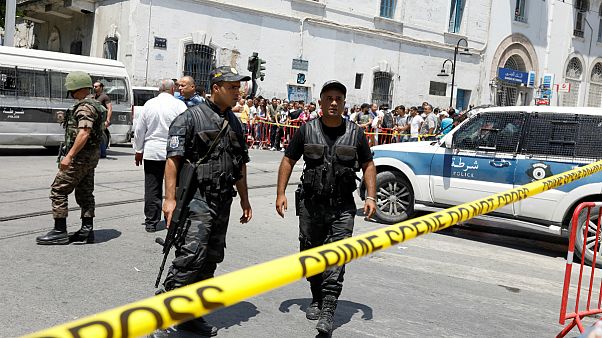 Perímetro policial em torno do atentado suícida no centro da capital da Tunísia Perímetro policial em torno do atentado suícida no centro da capital da Tunísia
