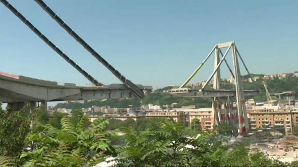 Genova: giù due pilastri, paura per le polveri Genova: giù due pilastri, paura per le polveri