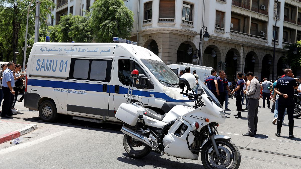 آلية تابعة للشرطة التونسية بالقرب من مكان أحد التفجيرين